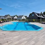 7a Op Recreatiepark De Wielen شاليه *